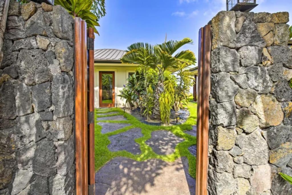 Sweeping Ocean Views Ideal Location Gated Villa Kailua-Kona Exterior foto